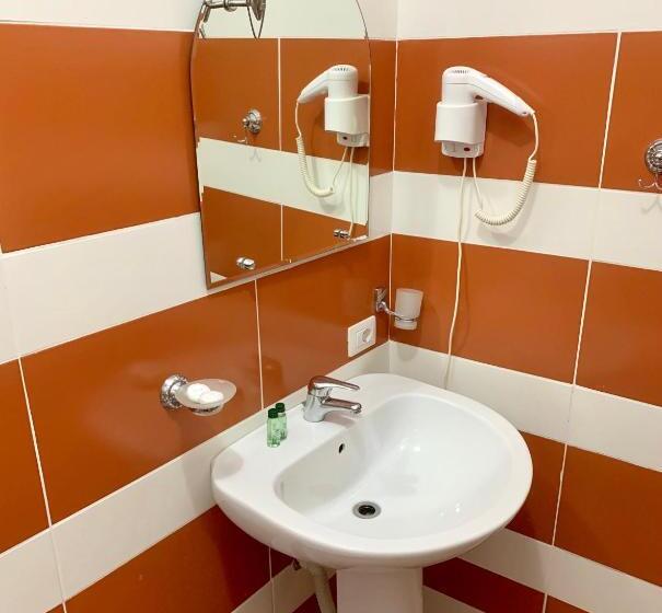 可看到停车场的标准间, Kriva Resort