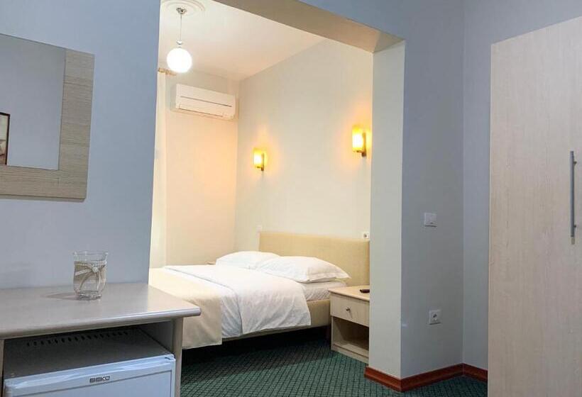 可看到停车场的标准间, Kriva Resort