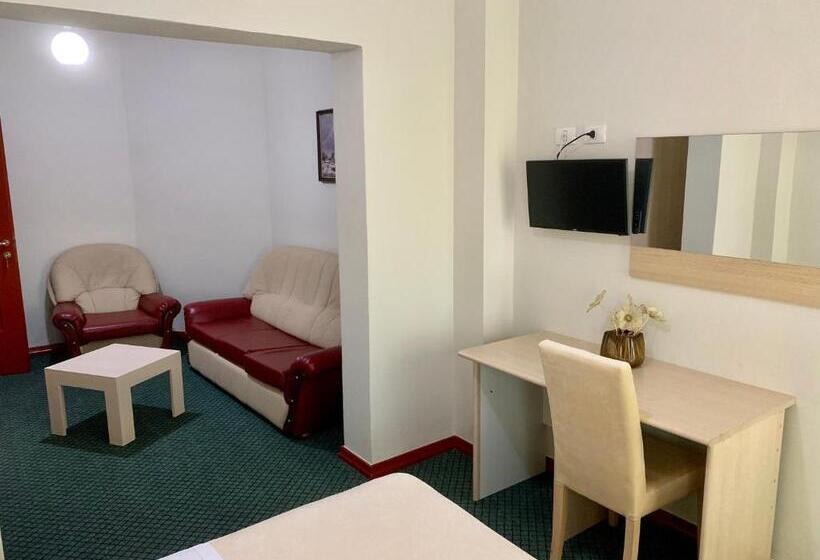 可看到停车场的标准间, Kriva Resort