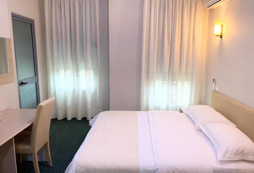 可看到停车场的标准间, Kriva Resort