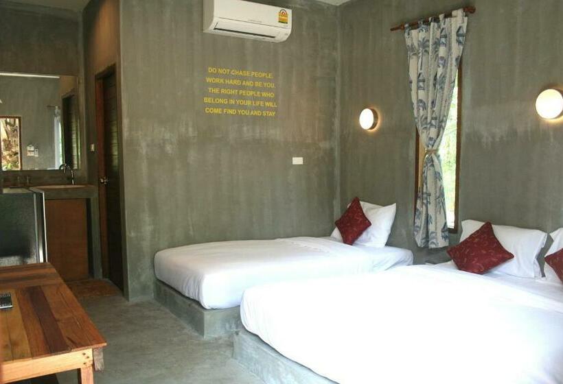 غرفة قياسية ثلاثية مزودة بتراس, Le Pes Villas