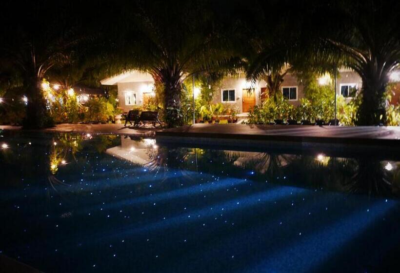 غرفة قياسية مطلّة علي حمام السباحة, Le Pes Villas