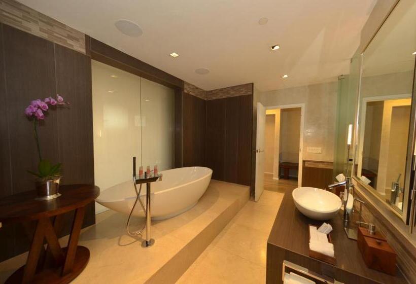 غرفة دور أخير, Royal Blues