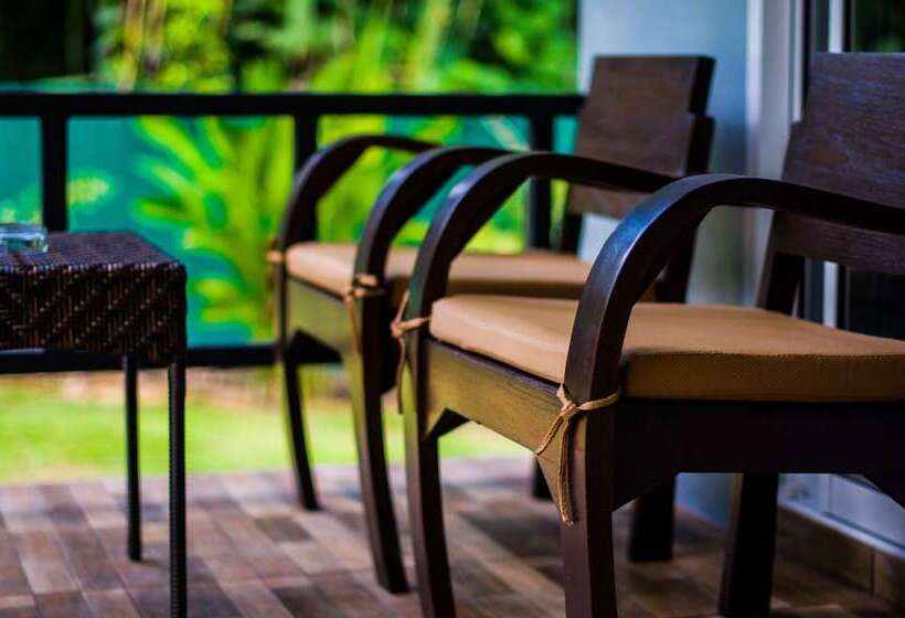 스탠다드 스튜디오 풀장 전망, Chomphu Resort