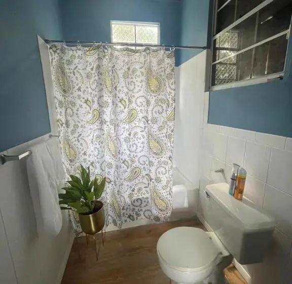 اتاق اکونومی, Jj Guest House