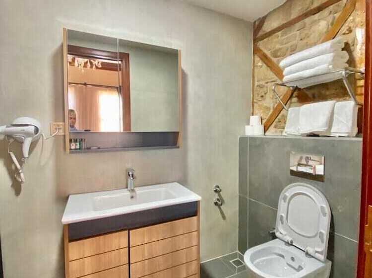 이코노미 룸, Necip Bey Konağı