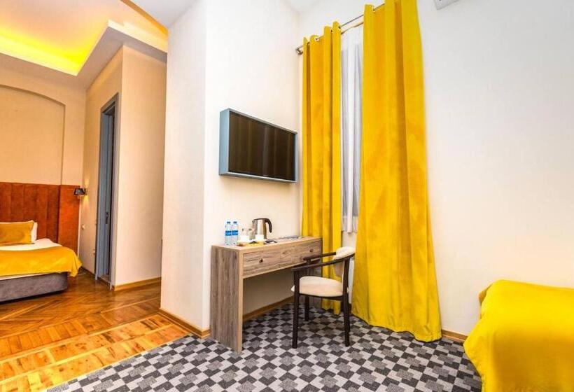 חדר סטנדרט לשלושה, Renaissance Boutique