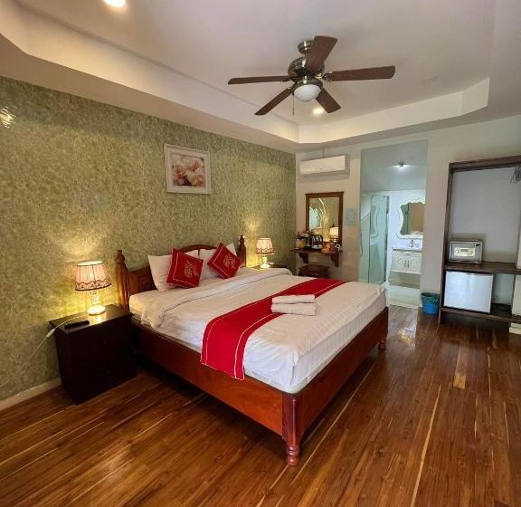 Deluxe room with river view, Golden Lotus Namkhan River View