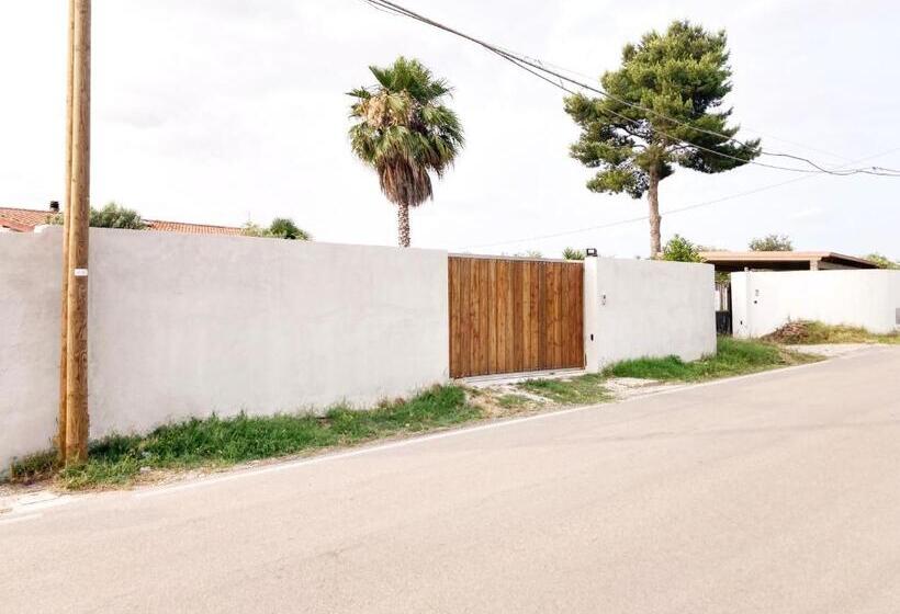 Номер Deluxe Вид на Сад, Algherolux Free Secured Parking For Cars And Motorbikes