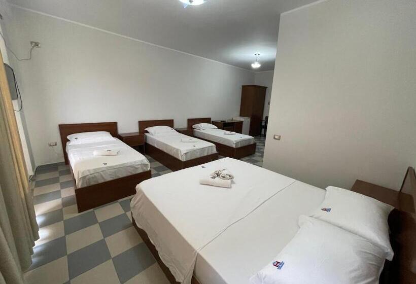 חדר משפחתי, Triho