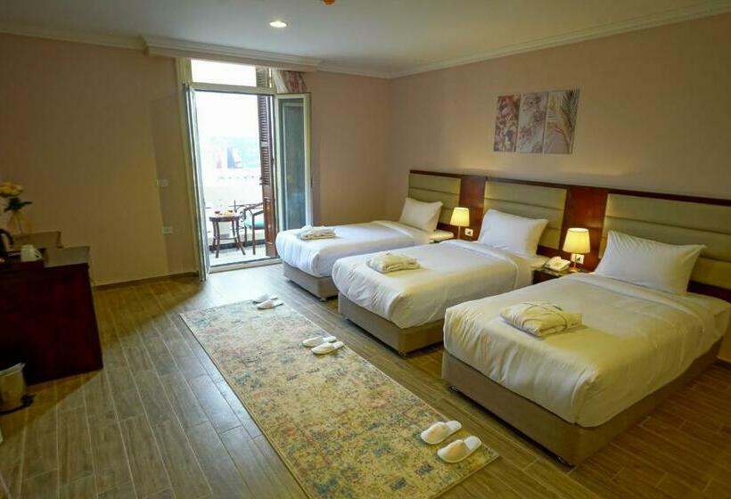 اتاق لوکس سه تخته, Savoy Hotel Elminya