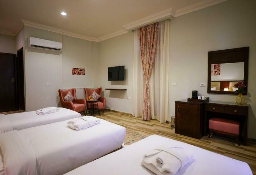 اتاق لوکس سه تخته, Savoy Hotel Elminya