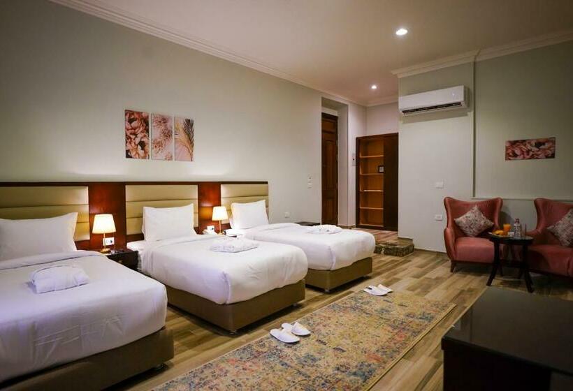 اتاق لوکس سه تخته, Savoy Hotel Elminya