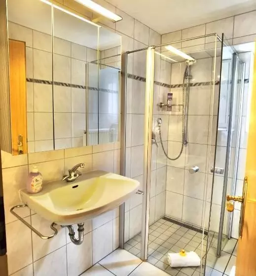 Quarto Familiar, Pension Karner