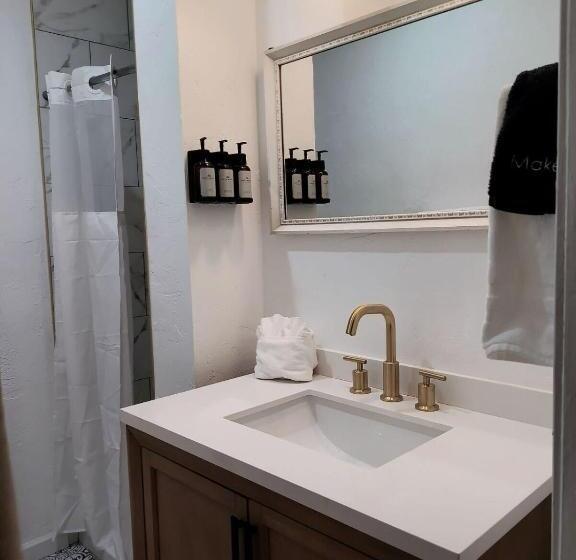 スタンダードスタジオ, Three Pines Cabins