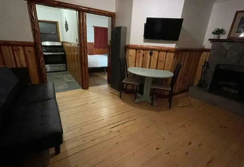 デラックススイート, Three Pines Cabins