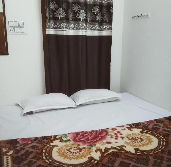 اتاق خانوادگی, Shivlok Guest House