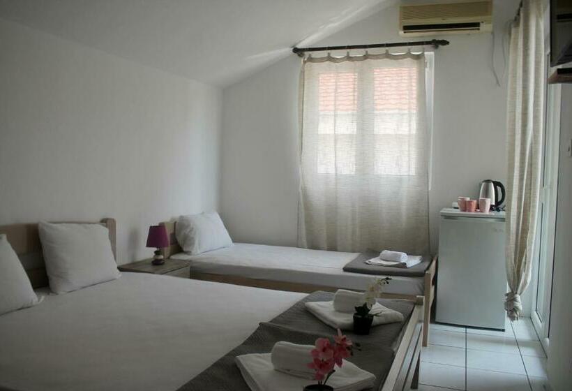 اتاق استاندارد سه نفره, Villa Esperenza