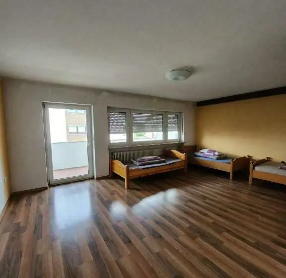 Standard 3 Pers. Værelse Delt Badeværelse, Stadthostel