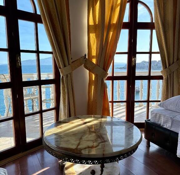 חדר סטנדרט לארבעה נוף לים, Monte Cristo Hotel With Rooftop Pool