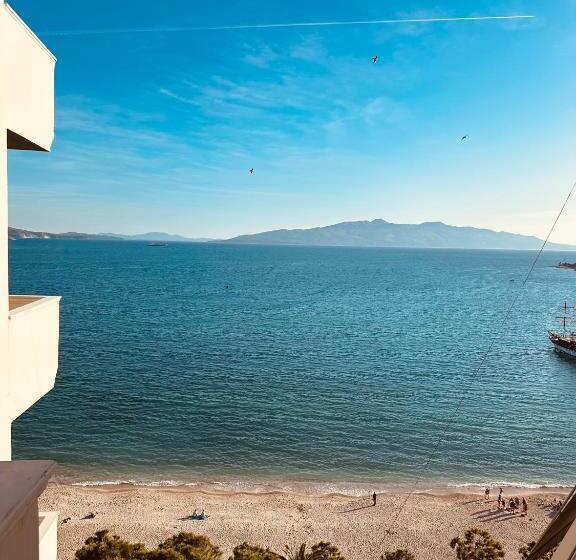 חדר דלוקס צדדי נוף לים, Monte Cristo Hotel With Rooftop Pool