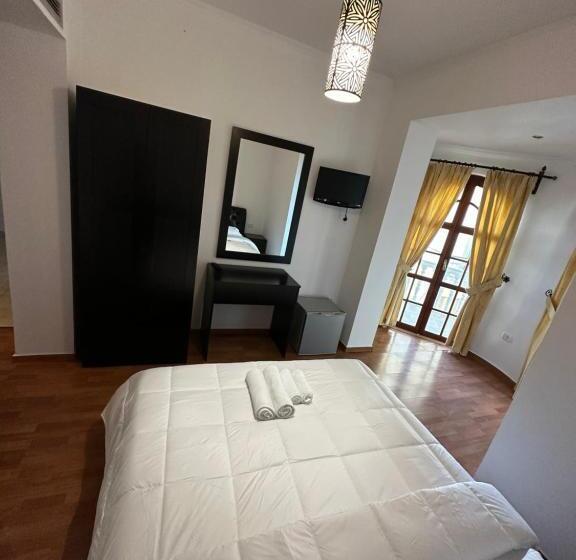 חדר דלוקס צדדי נוף לים, Monte Cristo Hotel With Rooftop Pool