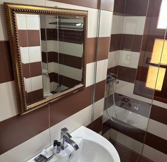 חדר דלוקס צדדי נוף לים, Monte Cristo Hotel With Rooftop Pool