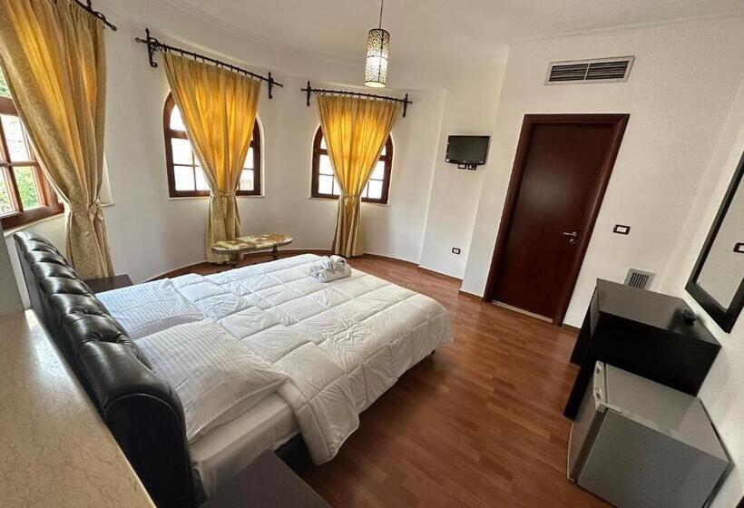 חדר סטנדרט לשלושה, Monte Cristo Hotel With Rooftop Pool