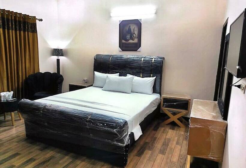 اتاق لوکس, Frank In Guest House