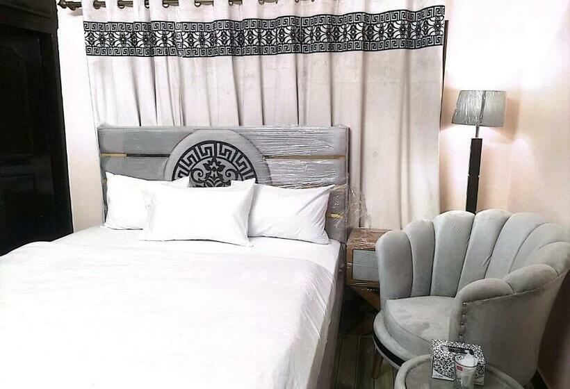 اتاق لوکس, Frank In Guest House