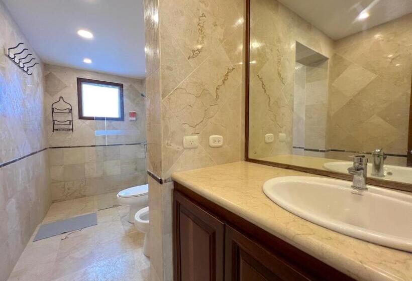 带大床的套房, Los Corales Villas And Suites Beach Club, Spa, Restaurants