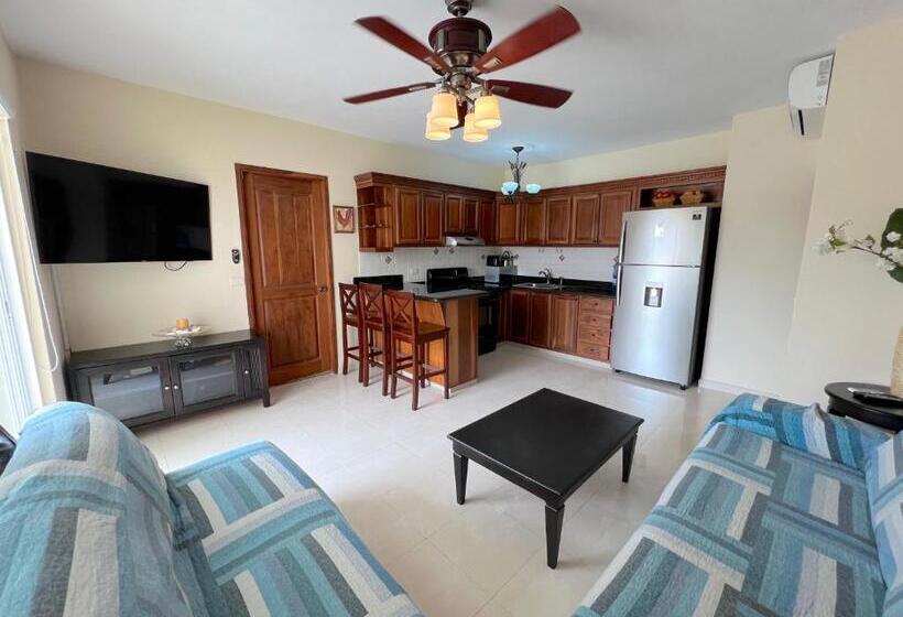 سوییت با چشم‌انداز استخر, Los Corales Villas And Suites   Beach Club, Spa, Restaurants
