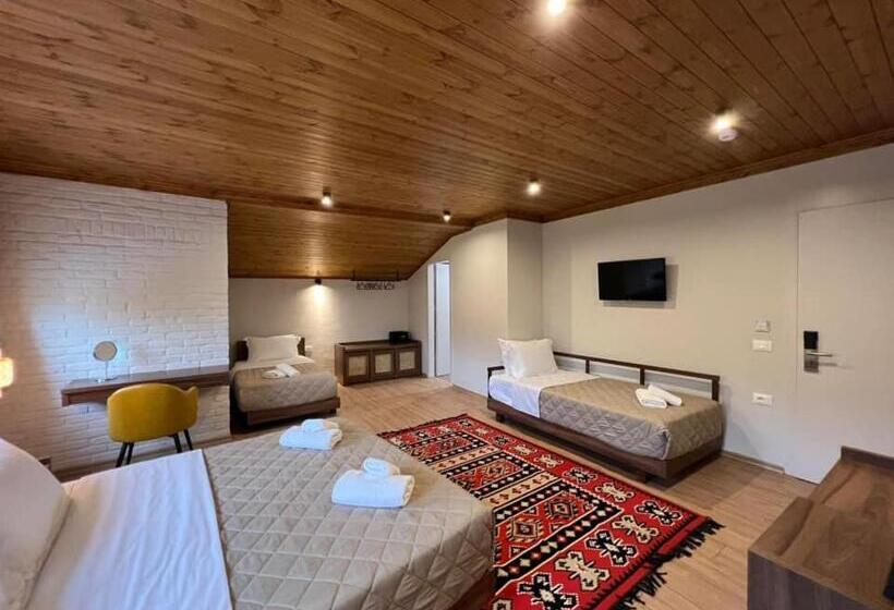 四人豪华间, The Stone Sky