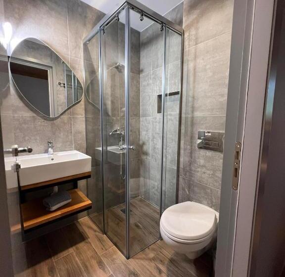 豪华房间, The Stone Sky