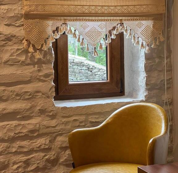 标准三人间, The Stone Sky