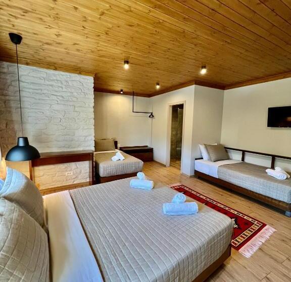 家庭小型套房, The Stone Sky