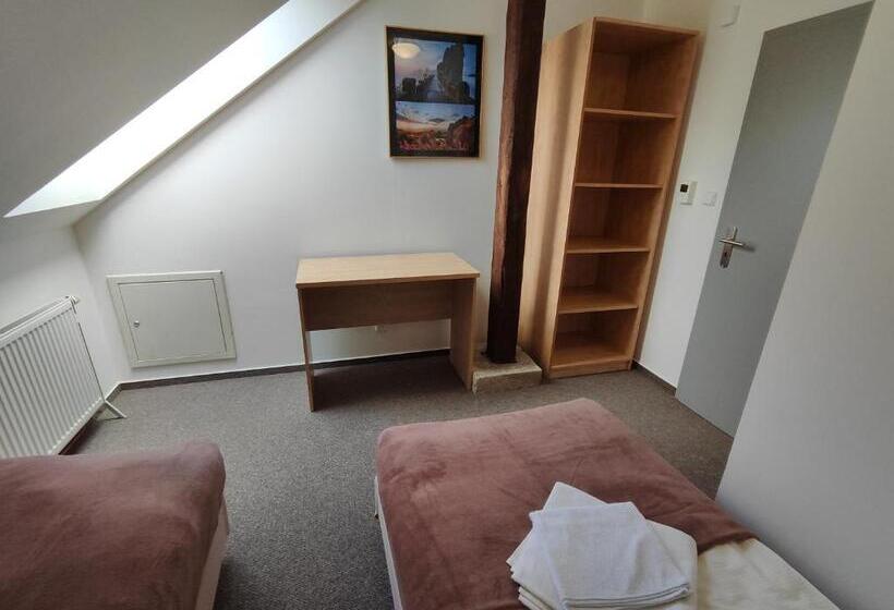 חדר סטנדרט, Stará škola