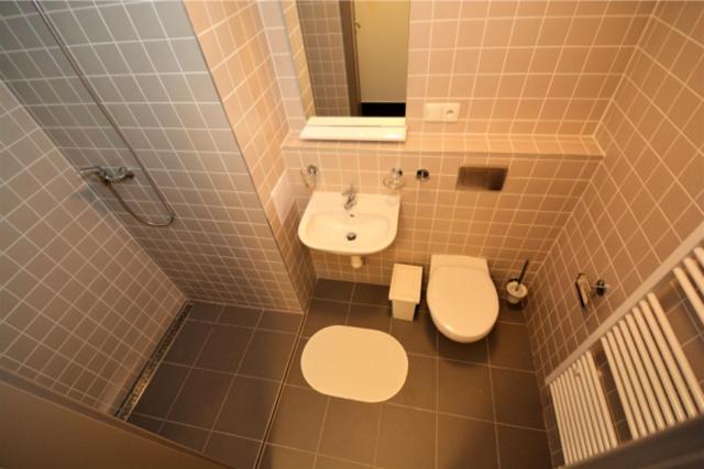 Standard-huone, Harfa