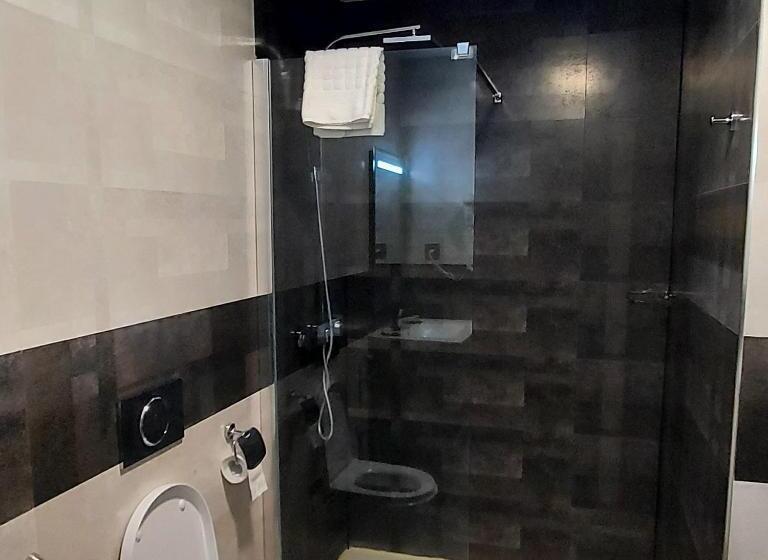 اتاق استاندارد یک نفره, El Ghanami