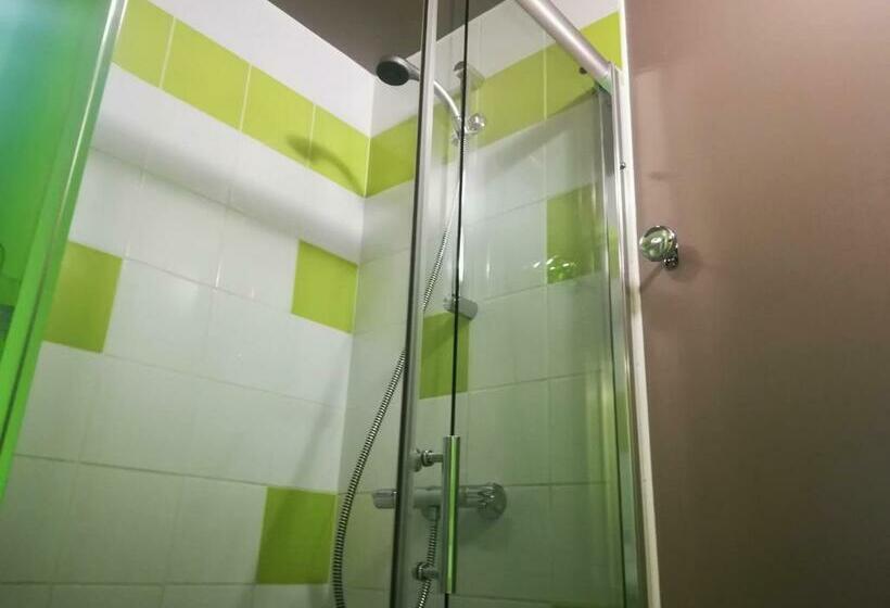 家庭房间共用浴室, Le Chalet Des Gentianes