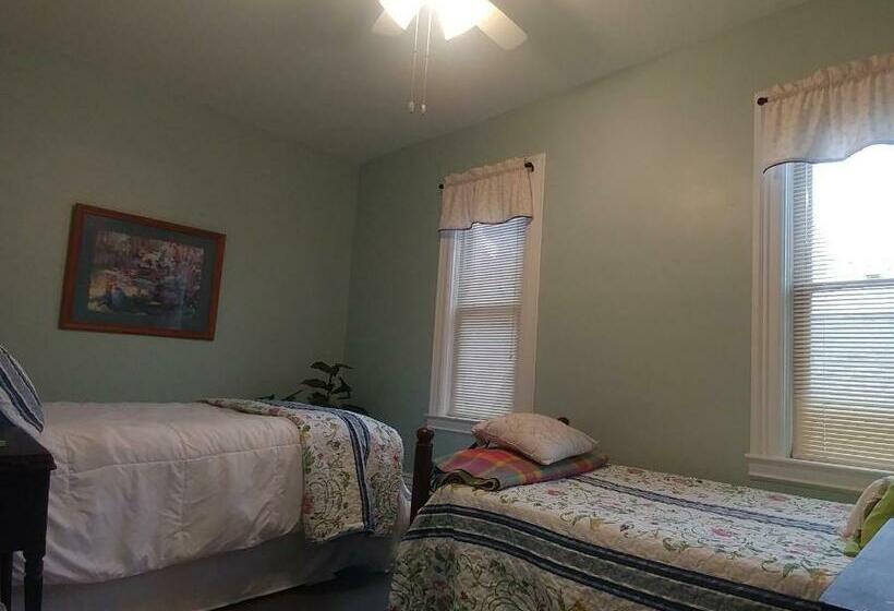 غرفة إقتصادية رباعية, The Burlington Hotel & Bar   Alma Wi