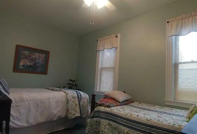 Economy Quadruple Room, The Burlington Hotel & Bar   Alma Wi