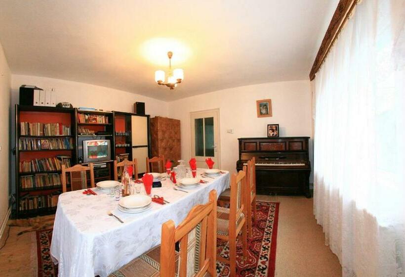 Семейный Номер, Busta House