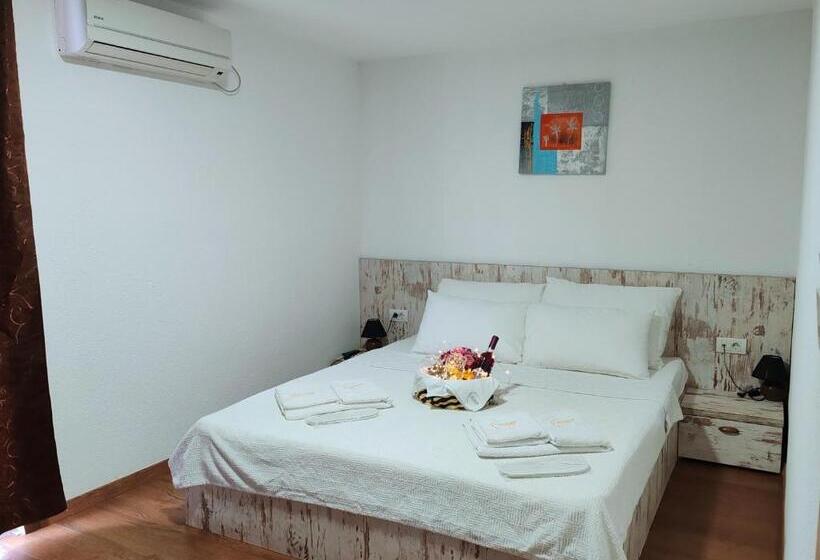 اتاق سوپریور با تخت بزرگ, Cruiser Restoran