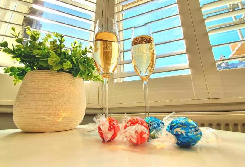 一楼标准间, A Room With A View