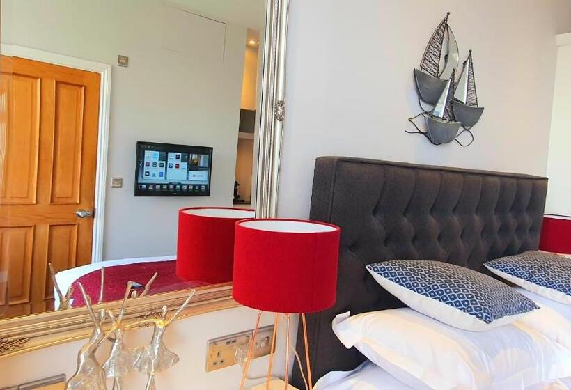 带大床的高级房间, A Room With A View