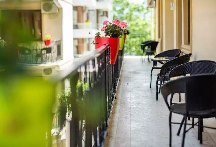 اتاق استاندارد سه نفره, Chveni Ezo Boutique