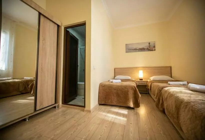 اتاق استاندارد سه نفره, Chveni Ezo Boutique