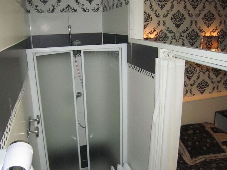 חדר סטנדרט לשלושה, Du Moulin D Or