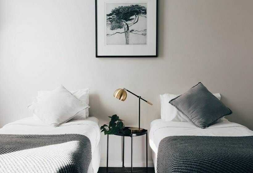 חדר סטנדרט, Naughtons